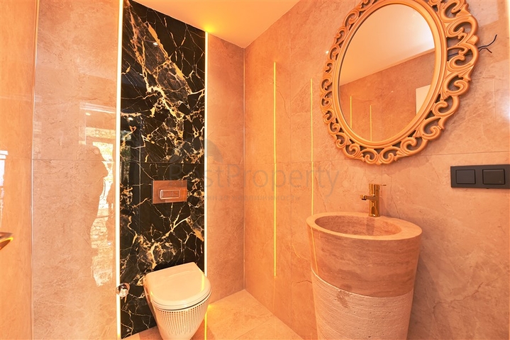 فيلا  -اطلالة بحر وقلعة - تصميم 4 غرف وصالة - في مركز الانيا 