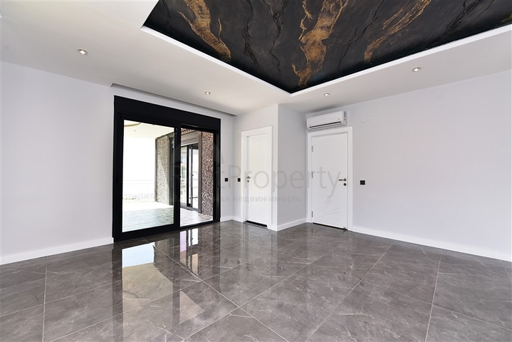 فيلا  -اطلالة بحر وقلعة - تصميم 4 غرف وصالة - في مركز الانيا 