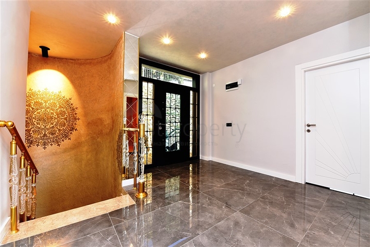 فيلا  -اطلالة بحر وقلعة - تصميم 4 غرف وصالة - في مركز الانيا 