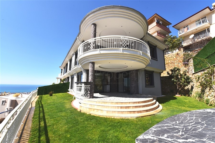 فيلا  -اطلالة بحر وقلعة - تصميم 4 غرف وصالة - في مركز الانيا 