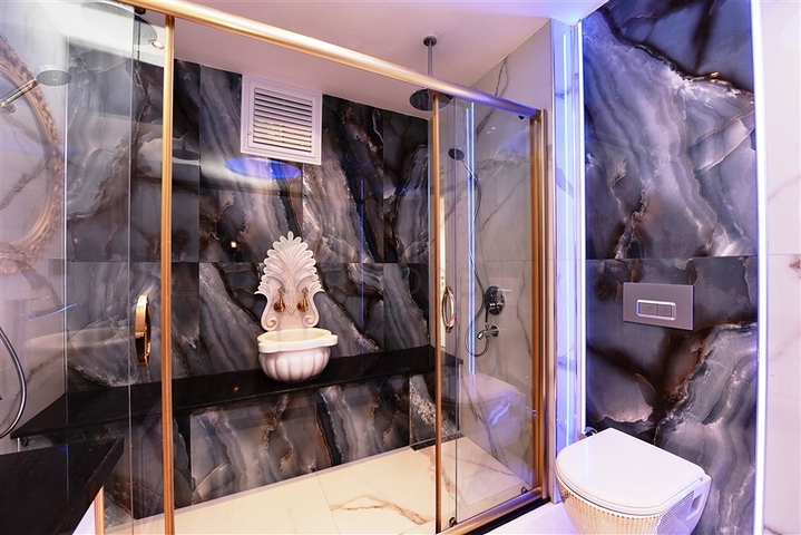 فيلا  -اطلالة بحر وقلعة - تصميم 4 غرف وصالة - في مركز الانيا 