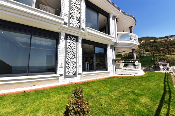 فيلا  -اطلالة بحر وقلعة - تصميم 4 غرف وصالة - في مركز الانيا 