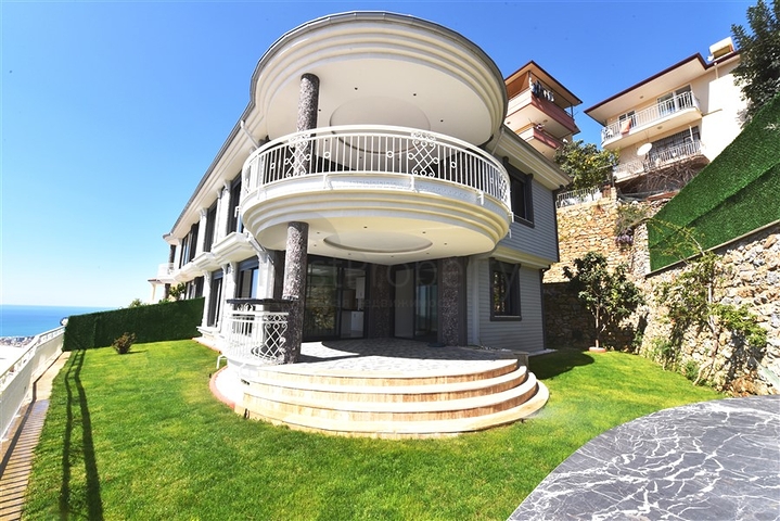 فيلا  -اطلالة بحر وقلعة - تصميم 4 غرف وصالة - في مركز الانيا 