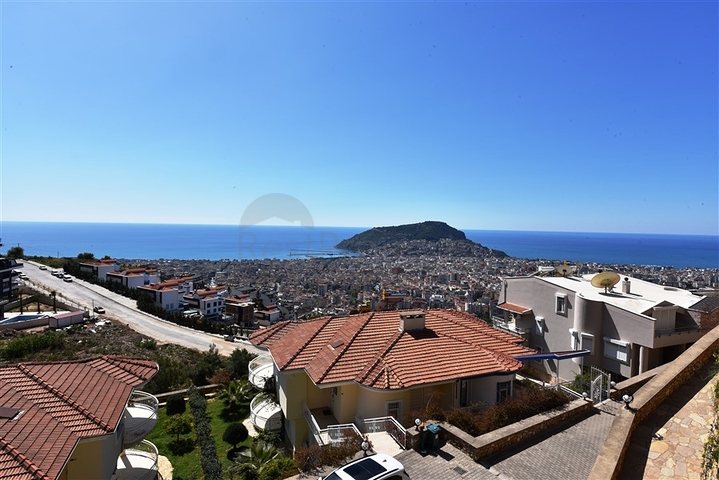 فيلا  -اطلالة بحر وقلعة - تصميم 4 غرف وصالة - في مركز الانيا 