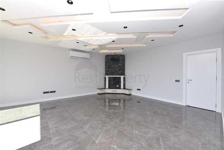 فيلا  -اطلالة بحر وقلعة - تصميم 4 غرف وصالة - في مركز الانيا 