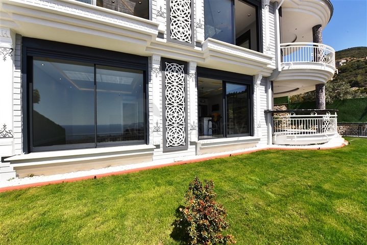 فيلا  -اطلالة بحر وقلعة - تصميم 4 غرف وصالة - في مركز الانيا 