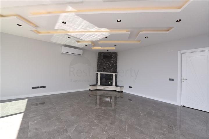 فيلا  -اطلالة بحر وقلعة - تصميم 4 غرف وصالة - في مركز الانيا 