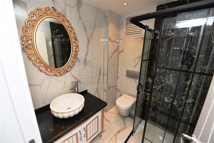 فيلا  -اطلالة بحر وقلعة - تصميم 4 غرف وصالة - في مركز الانيا 