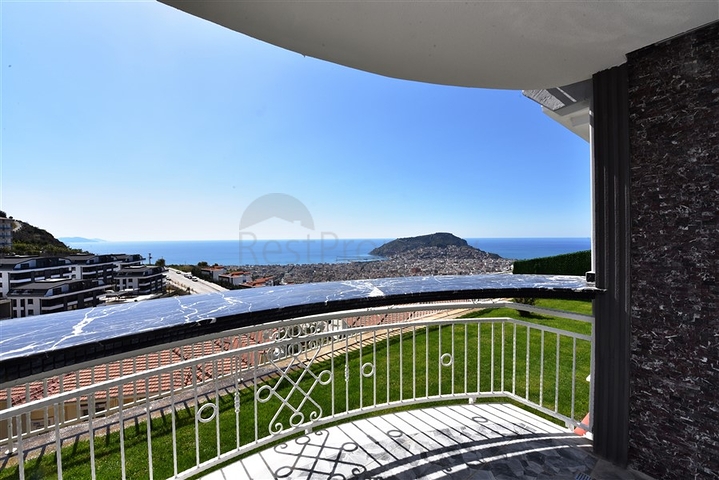 فيلا  -اطلالة بحر وقلعة - تصميم 4 غرف وصالة - في مركز الانيا 