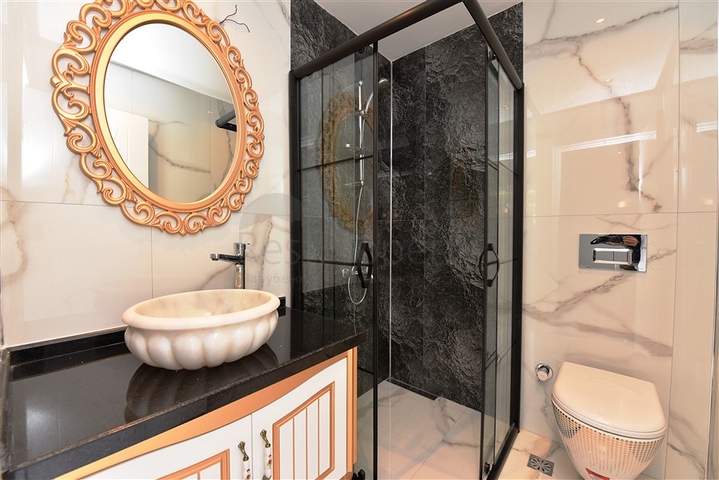 فيلا  -اطلالة بحر وقلعة - تصميم 4 غرف وصالة - في مركز الانيا 