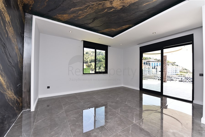 فيلا  -اطلالة بحر وقلعة - تصميم 4 غرف وصالة - في مركز الانيا 