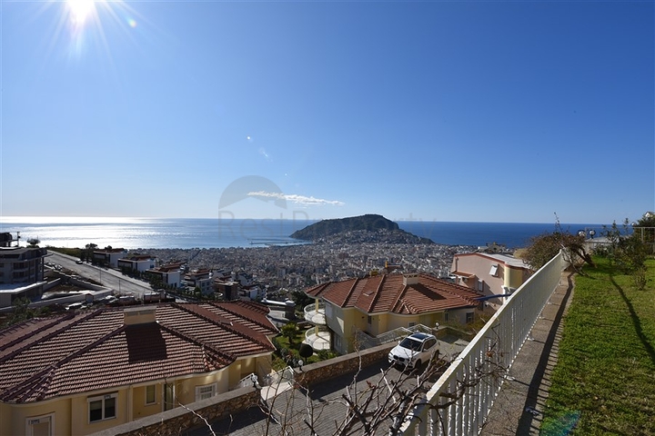 فيلا  -اطلالة بحر وقلعة - تصميم 4 غرف وصالة - في مركز الانيا 