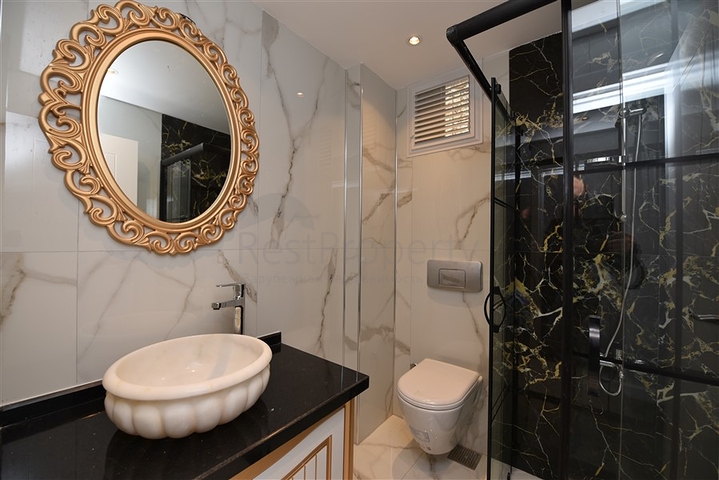 فيلا  -اطلالة بحر وقلعة - تصميم 4 غرف وصالة - في مركز الانيا 