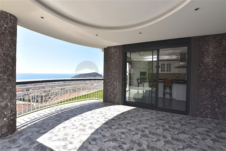 فيلا  -اطلالة بحر وقلعة - تصميم 4 غرف وصالة - في مركز الانيا 