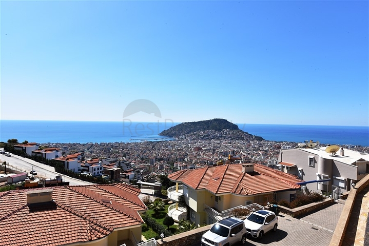 فيلا  -اطلالة بحر وقلعة - تصميم 4 غرف وصالة - في مركز الانيا 