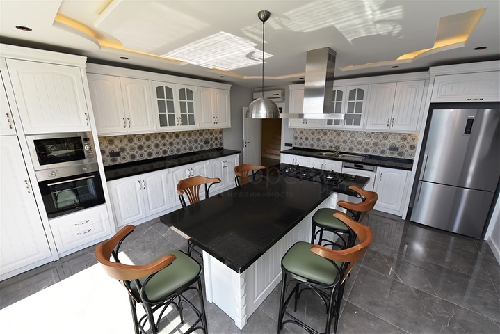 فيلا  -اطلالة بحر وقلعة - تصميم 4 غرف وصالة - في مركز الانيا 