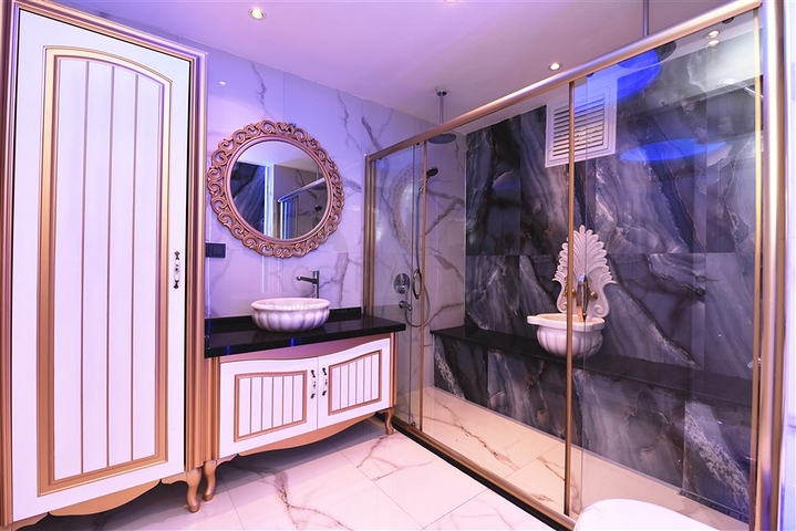 فيلا  -اطلالة بحر وقلعة - تصميم 4 غرف وصالة - في مركز الانيا 