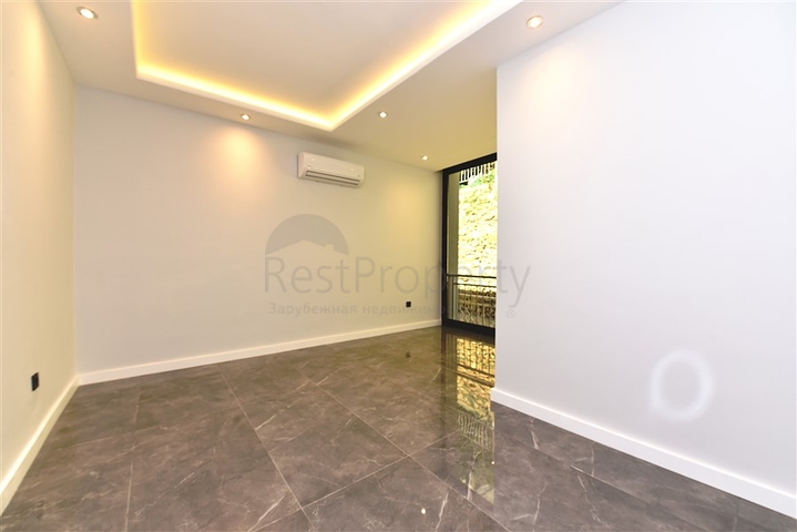 فيلا  -اطلالة بحر وقلعة - تصميم 4 غرف وصالة - في مركز الانيا 