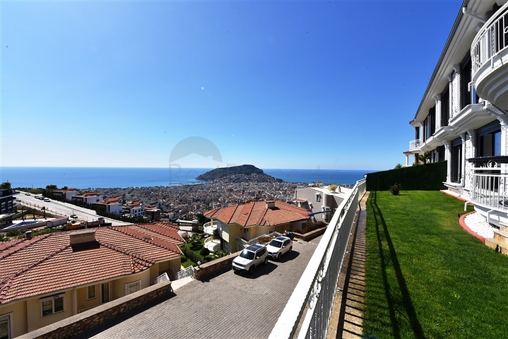 فيلا  -اطلالة بحر وقلعة - تصميم 4 غرف وصالة - في مركز الانيا 