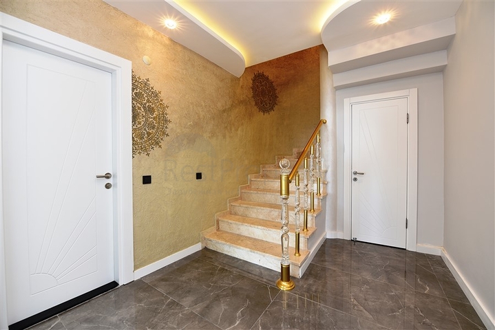 فيلا  -اطلالة بحر وقلعة - تصميم 4 غرف وصالة - في مركز الانيا 