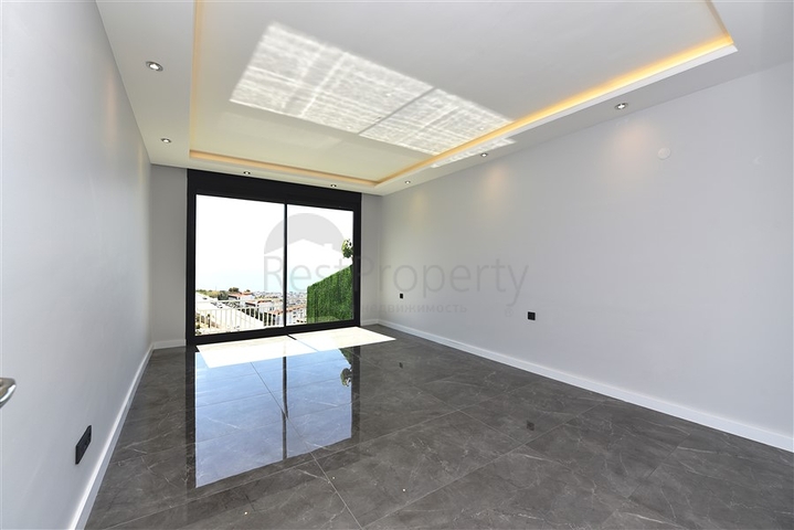 فيلا  -اطلالة بحر وقلعة - تصميم 4 غرف وصالة - في مركز الانيا 