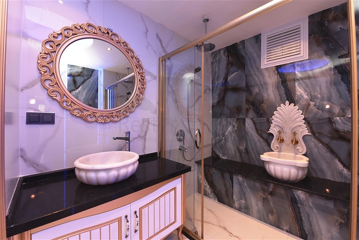 فيلا  -اطلالة بحر وقلعة - تصميم 4 غرف وصالة - في مركز الانيا 