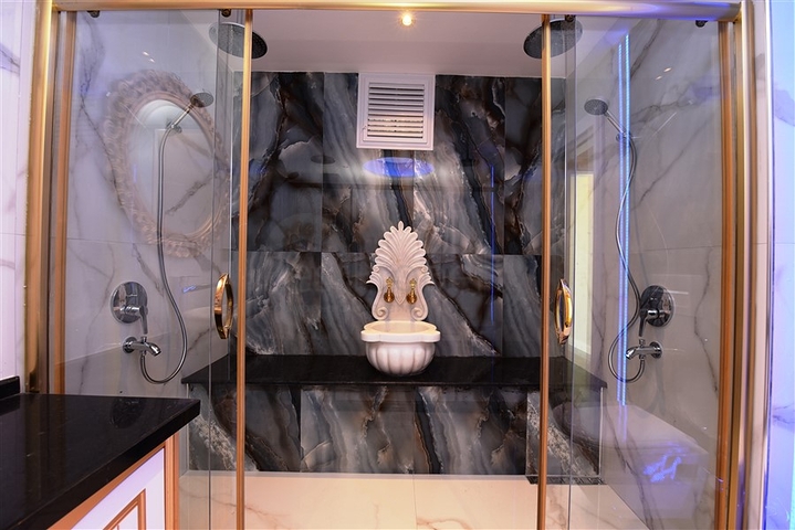 فيلا  -اطلالة بحر وقلعة - تصميم 4 غرف وصالة - في مركز الانيا 