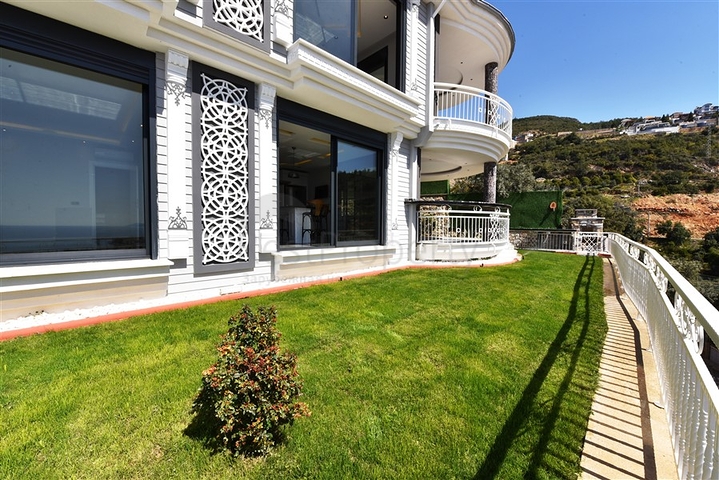 فيلا  -اطلالة بحر وقلعة - تصميم 4 غرف وصالة - في مركز الانيا 