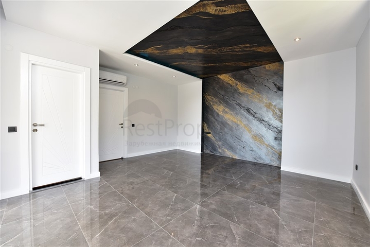 فيلا  -اطلالة بحر وقلعة - تصميم 4 غرف وصالة - في مركز الانيا 