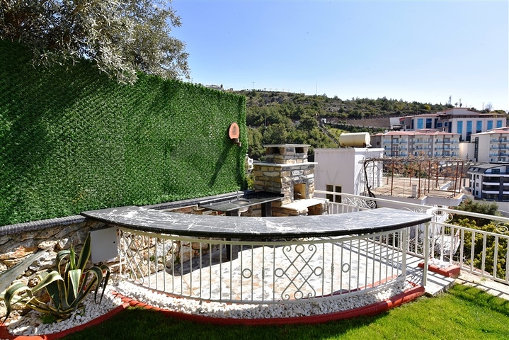 فيلا  -اطلالة بحر وقلعة - تصميم 4 غرف وصالة - في مركز الانيا 