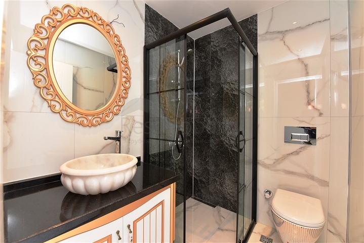 فيلا  -اطلالة بحر وقلعة - تصميم 4 غرف وصالة - في مركز الانيا 