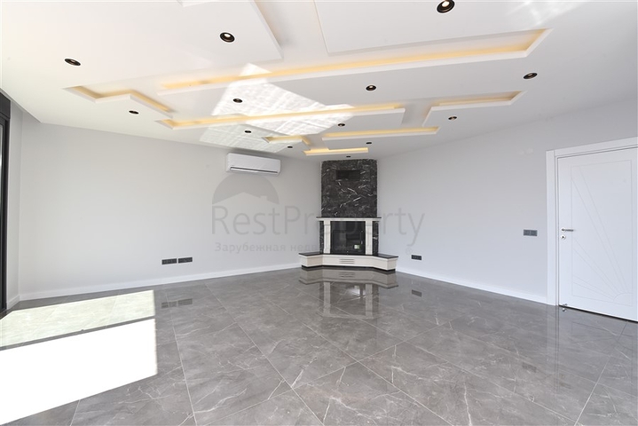 فيلا  -اطلالة بحر وقلعة - تصميم 4 غرف وصالة - في مركز الانيا 