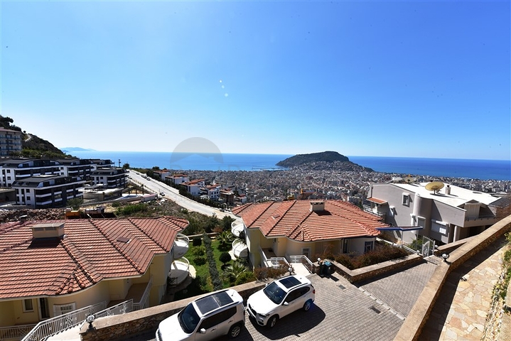 فيلا  -اطلالة بحر وقلعة - تصميم 4 غرف وصالة - في مركز الانيا 