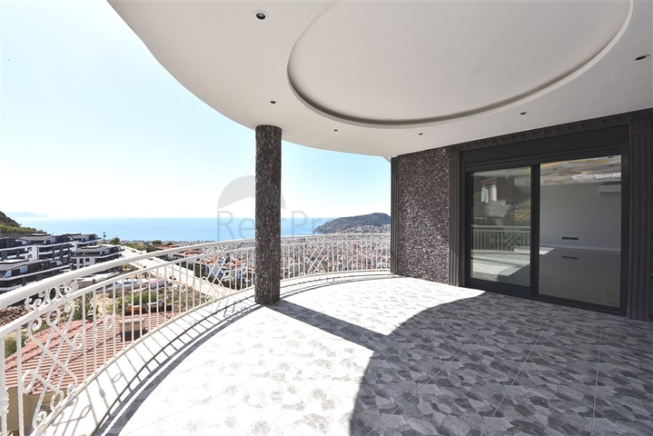 فيلا  -اطلالة بحر وقلعة - تصميم 4 غرف وصالة - في مركز الانيا 