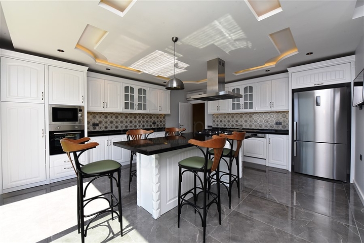 فيلا  -اطلالة بحر وقلعة - تصميم 4 غرف وصالة - في مركز الانيا 