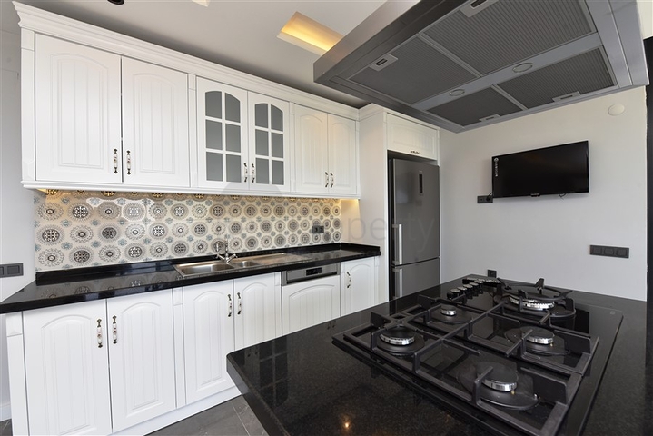 فيلا  -اطلالة بحر وقلعة - تصميم 4 غرف وصالة - في مركز الانيا 