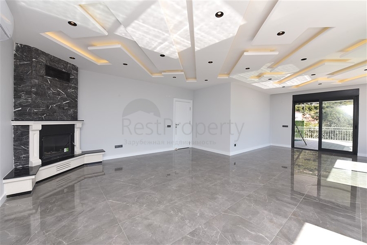 فيلا  -اطلالة بحر وقلعة - تصميم 4 غرف وصالة - في مركز الانيا 