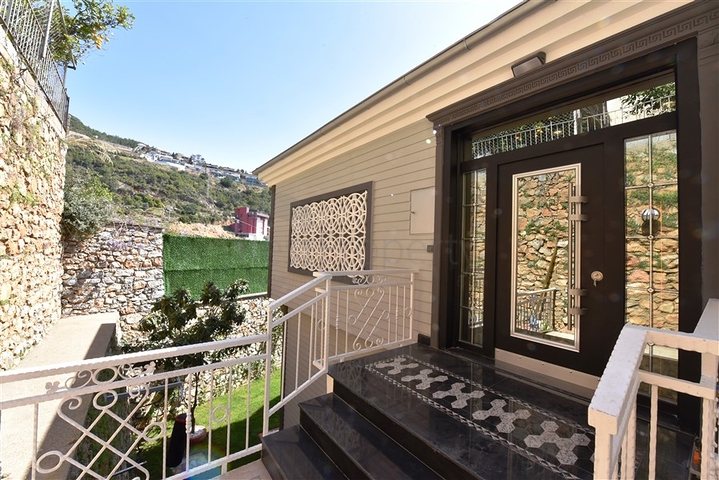 فيلا  -اطلالة بحر وقلعة - تصميم 4 غرف وصالة - في مركز الانيا 