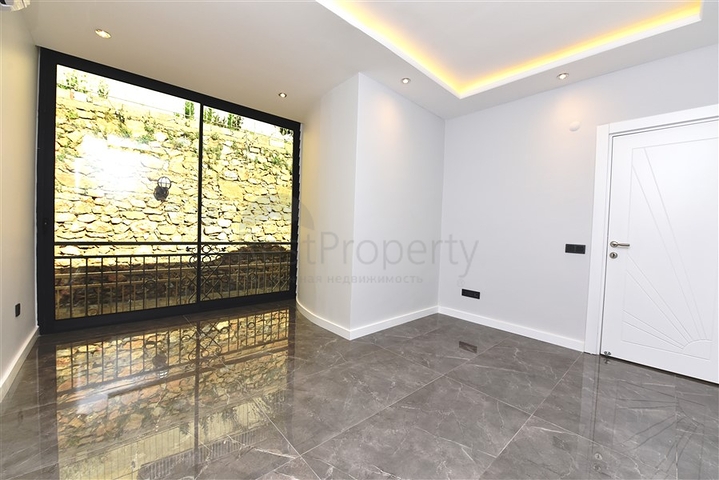 فيلا  -اطلالة بحر وقلعة - تصميم 4 غرف وصالة - في مركز الانيا 