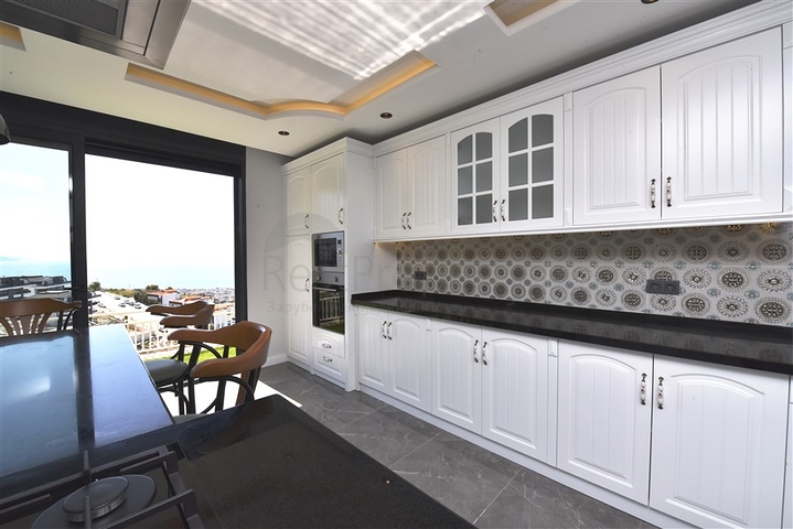 فيلا  -اطلالة بحر وقلعة - تصميم 4 غرف وصالة - في مركز الانيا 