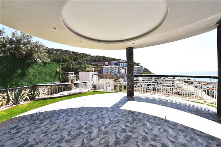 فيلا  -اطلالة بحر وقلعة - تصميم 4 غرف وصالة - في مركز الانيا 