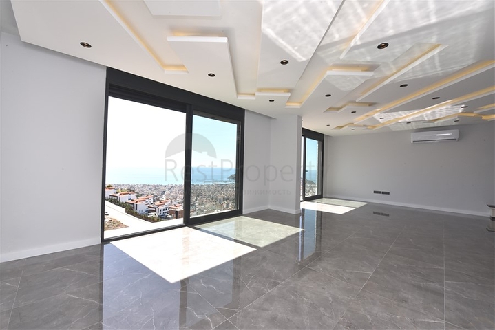 فيلا  -اطلالة بحر وقلعة - تصميم 4 غرف وصالة - في مركز الانيا 