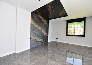 فيلا  -اطلالة بحر وقلعة - تصميم 4 غرف وصالة - في مركز الانيا 