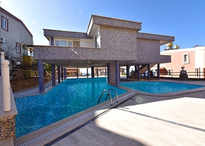 فيلا  -اطلالة بحر وقلعة - تصميم 4 غرف وصالة - في مركز الانيا 