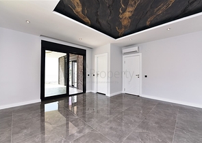 فيلا  -اطلالة بحر وقلعة - تصميم 4 غرف وصالة - في مركز الانيا 