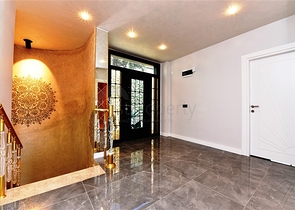 فيلا  -اطلالة بحر وقلعة - تصميم 4 غرف وصالة - في مركز الانيا 