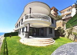 فيلا  -اطلالة بحر وقلعة - تصميم 4 غرف وصالة - في مركز الانيا 