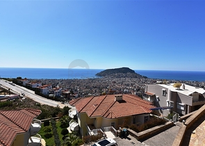 فيلا  -اطلالة بحر وقلعة - تصميم 4 غرف وصالة - في مركز الانيا 