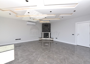 فيلا  -اطلالة بحر وقلعة - تصميم 4 غرف وصالة - في مركز الانيا 