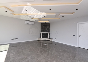 فيلا  -اطلالة بحر وقلعة - تصميم 4 غرف وصالة - في مركز الانيا 